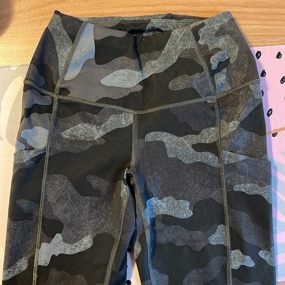 The North Face Small Green Camo Leggings with Pockets, Used-Good - Picture 3 of 9